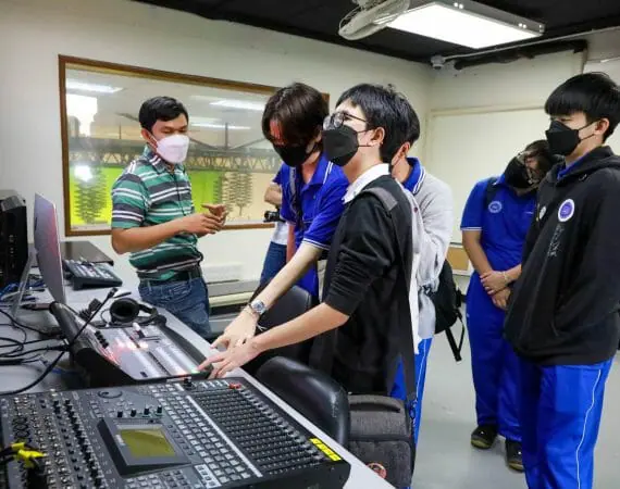 ต้อนรับนักเรียนเข้าเยี่ยมชมคณะจากโรงเรียนปรินส์รอยแยลส์วิทยาลัย￼