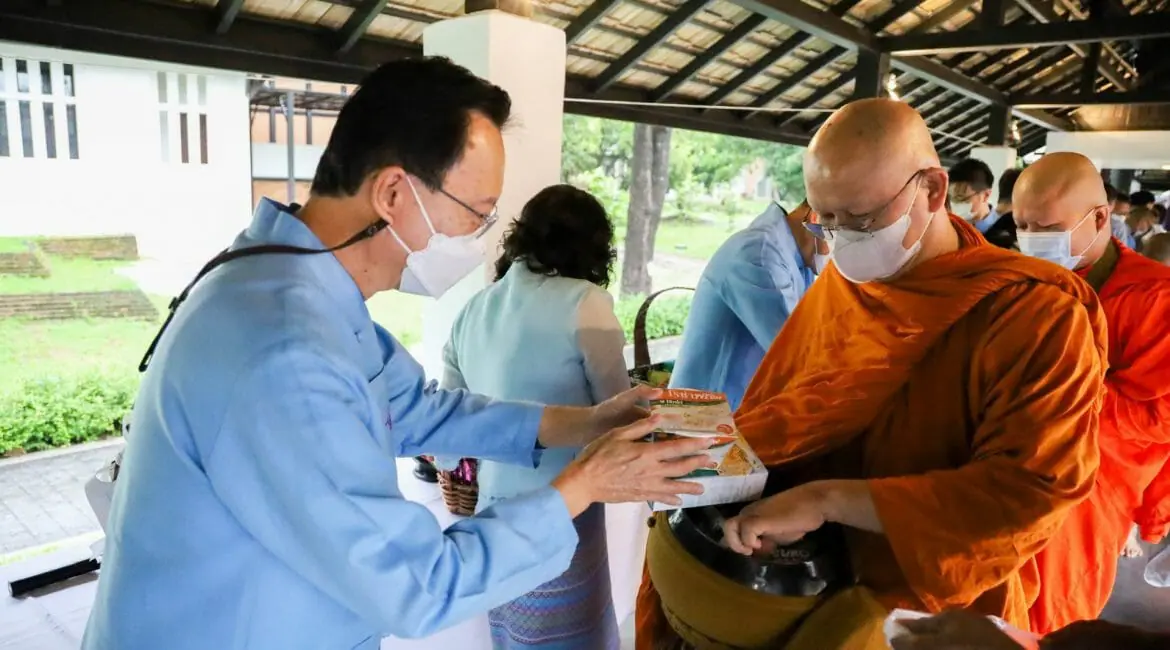 คณบดีร่วมพิธีทำบุญตักบาตรพระสงฆ์เนื่องในโอกาสเฉลิมพระชนมพรรษา สมเด็จพระนางเจ้าสิริกิติ์ พระบรมราชินีนาถ พระบรมราชชนนีพันปีหลวง