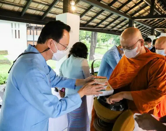 คณบดีร่วมพิธีทำบุญตักบาตรพระสงฆ์เนื่องในโอกาสเฉลิมพระชนมพรรษา สมเด็จพระนางเจ้าสิริกิติ์ พระบรมราชินีนาถ พระบรมราชชนนีพันปีหลวง