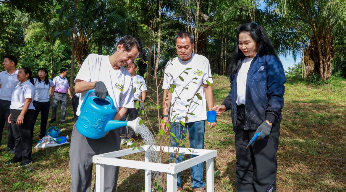 การสื่อสารฯ มช. ร่วมกิจกรรมปลูกต้นไม้เฉลิมพระเกียรติ ฟื้นฟูธรรมชาติ สร้างสมดุลสู่อนาคตที่ยั่งยืน